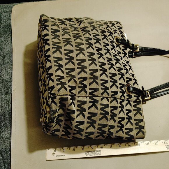 Michael Kors Black Signature Jet Set Monogram Shoulder Tote - Picture 5 of 7